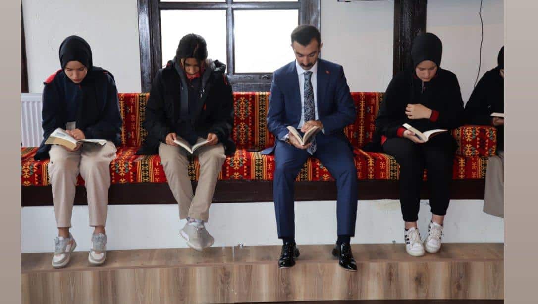 #KİtapSakarya projesi kapsamında 1. ders saatinde, Kaymakamımız Sn Burak Serttaş eşliğinde Taraklı Öğretmenevi ve ASO'da aynı anda kitap okuduk.