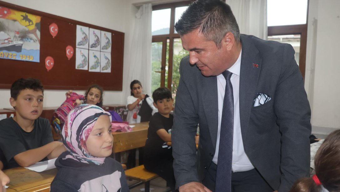 İlçe Milli Eğitim Müdürümüz Remzi Yetkin Atatürk İlkokulu'nda Sınıf ziyaretinde bulundu.