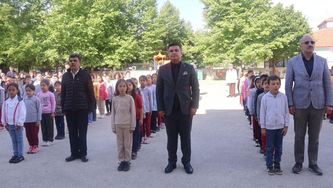 İlçe Milli Eğitim Müdürümüz Remzi Yetkin ve Şube Müdürümüz Özkan İnce, Atatürk İlkokulu'nda İstiklal Marşı Törenine katıldılar.