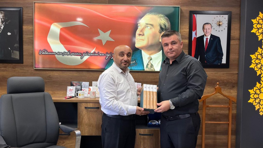 Eğitim Bir-Sen Sakarya İl Başkanı Sayın Murat Mengen, Eğitim Bir-Sen il yönetimi ve Taraklı Eğitim Bir-Sen İlçe Başkanı Sayın Hasan Parlak İlçe Milli Eğitim Müdürümüz Sayın Remzi Yetkin'e ziyarette bulundular