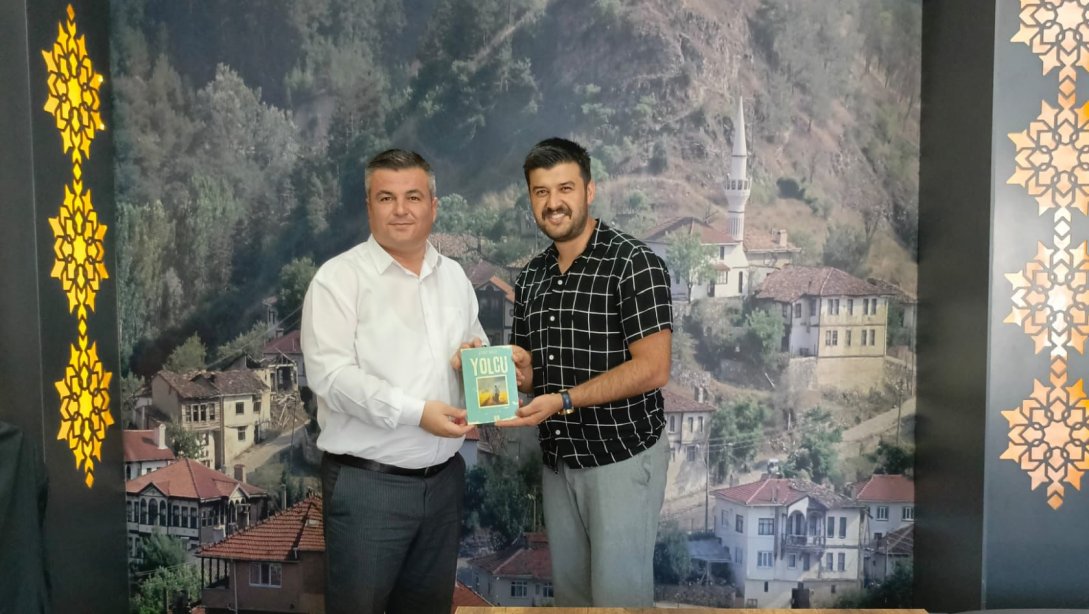 Taraklı Belediyesi Kültür ve Turizm Müdürü Eğitimci Sn. Aykut Bulut, Müdürümüz Sn. Remzi Yetkin'i makamında ziyaret ederek yazarı olduğu 