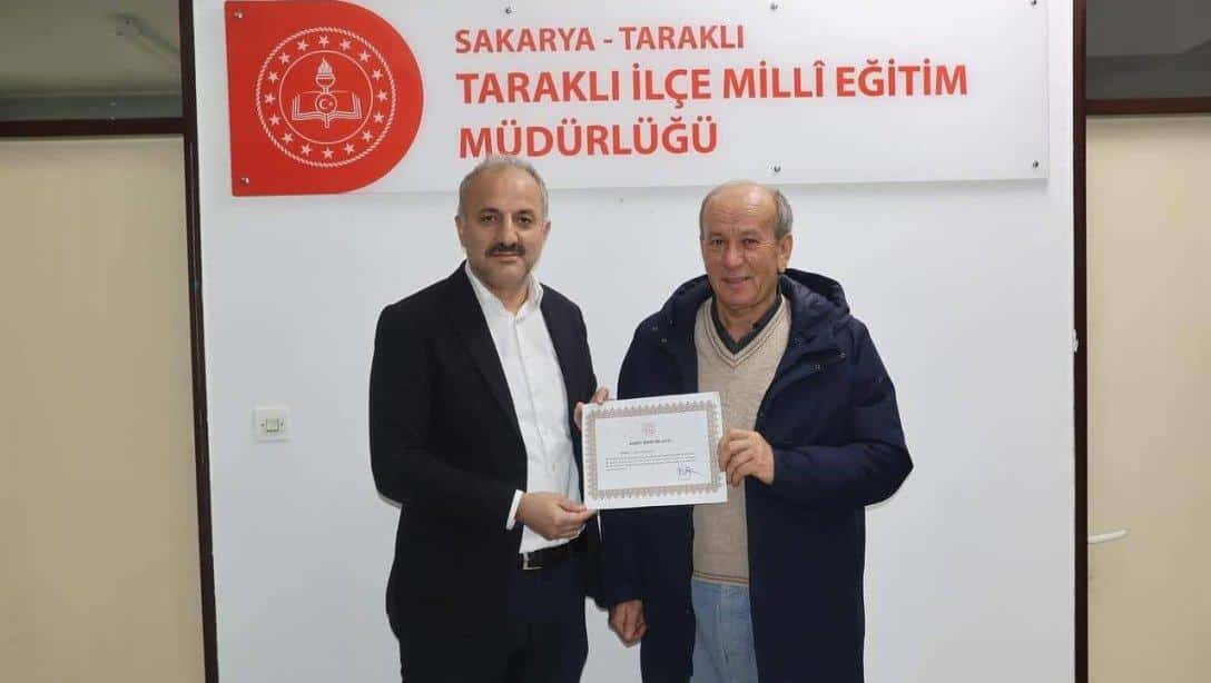 Şube Müdürümüz Özkan İnce, emekliye ayrılan İlçe Milli Eğitim Müdürlüğümüz Şefi Mehmet Çakar'a hizmet şeref belgesini takdim etti.