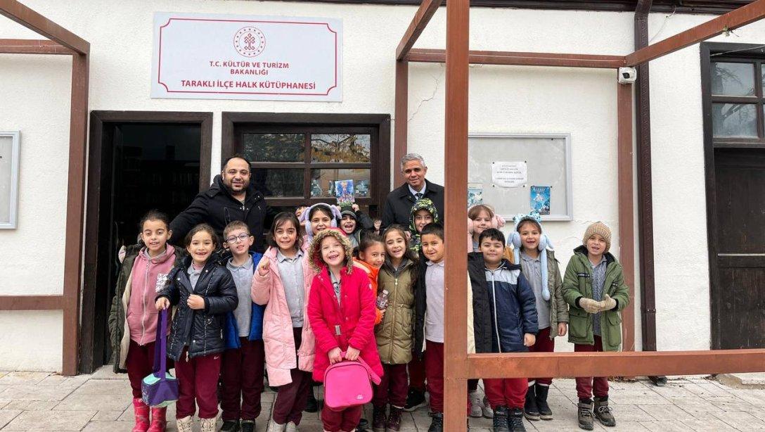 İlçe Milli Eğitim Müdürümüz Raşit ŞAHİN, Taraklı Atatürk İlkokulu öğrencileri ile Taraklı Halk Kütüphanesi'nde 