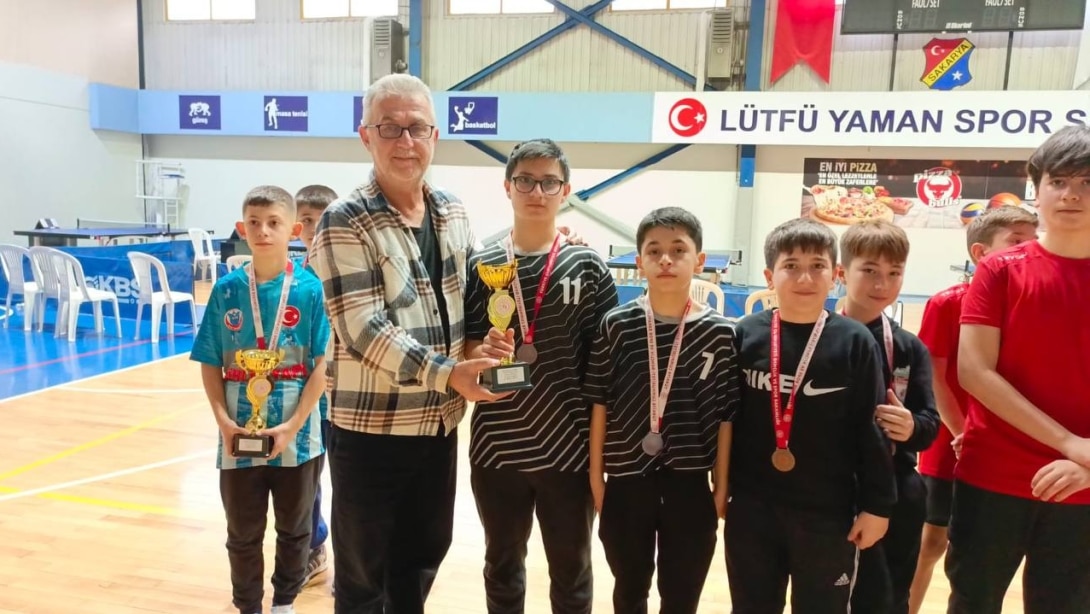 Adapazarı Lütfü Yaman Spor Salonu'nda yapılan Okul Sporları Yıldız Erkekler Masa Tenisi Turnuvasında Taraklı Ortaokulu İl 3. Olmuştur. Öğretmen ve öğrencilerimizi tebrik eder başarılarının devamını dileriz.