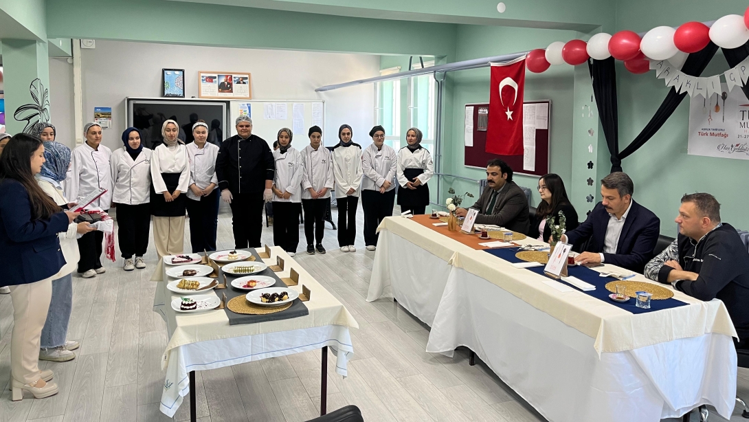 Türk Mutfağı Etkinlikleri Haftası kapsamında Taraklı ÇPAL'de düzenlenen Tatlı Yarışmasına Kaymakamımız Sn Senanur TUNALI Belediye Başkanımız Sn İbrahim PİLAVCI Şef Kazım Usta ile birlikte Jüri olarak katılım sağladık.