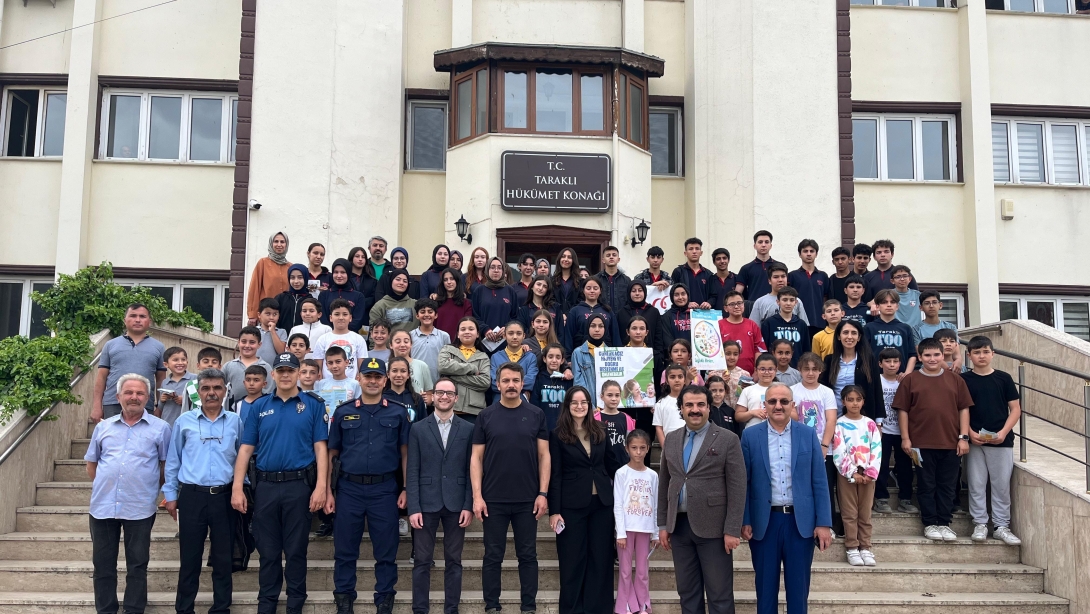Kaymakamımız Sn Senanur TUNALI ve Belediye Başkanı Sn İbrahim PİLAVCI'nın katılımıyla Toplum Sağlığı Merkeziyle birlikte yürüttüğümüz Gençlik Haftası ve Sağlıklı Genç Haftası Yürüyüş Etkinliğine öğrencilerimizle birlikte katıldık.