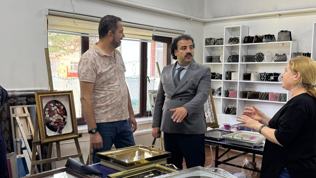 İlçemiz Halk Eğitim Merkezi'nde eğitim alan kursiyerlerimize ait ürünlerin sergi hazırlıkları tamamlanmak üzere.  Hayat Boyu Öğrenme Haftası kapsamında tertip edilen sergimizin açılışı cuma saat 11.00 da gerçekleştirilecektir.