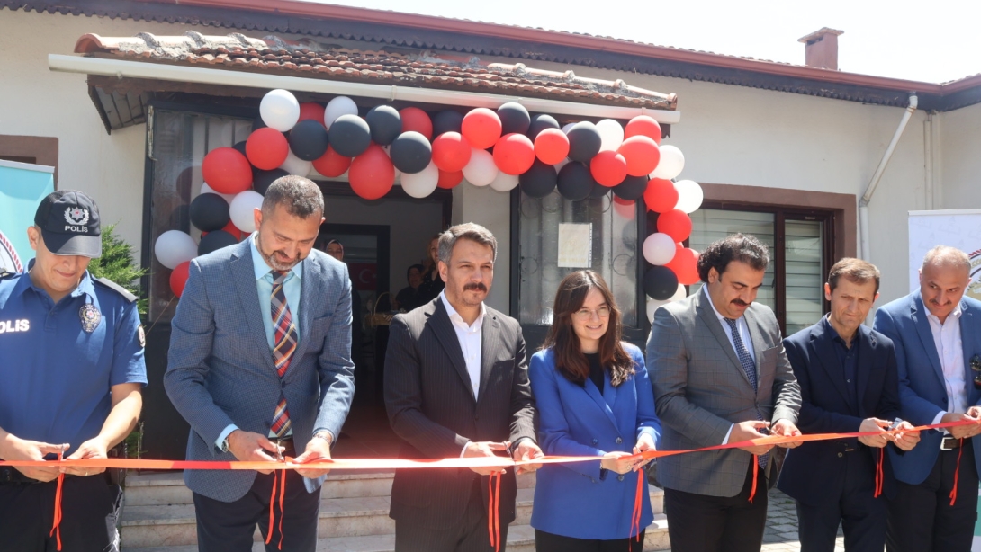 Kaymakamımız Sn Senanur TUNALI ve Belediye Başkanımız Sn İbrahim PİLAVCI'nın katılımlarıyla Hayat Boyu Öğrenme Haftası Etkinlik Sergisi'nin açılışı yapıldı.